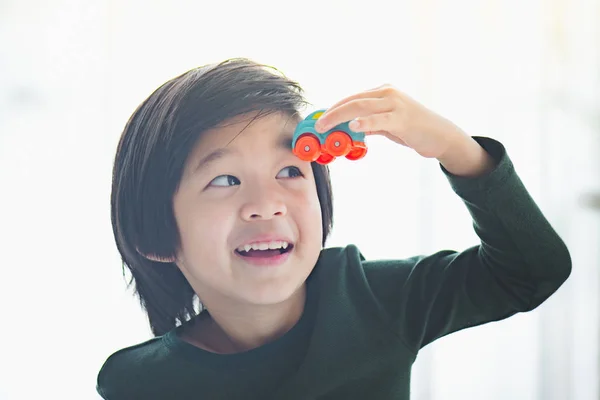 Χαριτωμένο Ασίας παιδί παίζει αυτοκινητάκια — Φωτογραφία Αρχείου