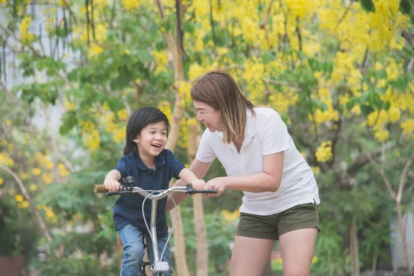 アジアの父と息子の乗馬の自転車 — ストック写真