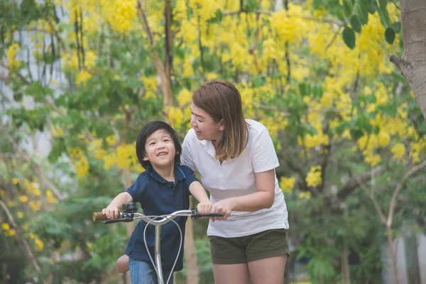 Asiatique père et fils équitation vélo — Photo