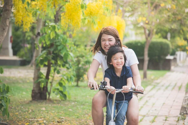 Asiatique mère et fils équitation vélo — Photo