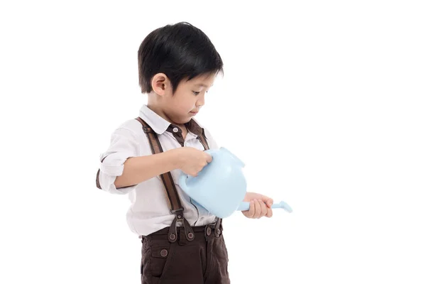 Χαριτωμένο ασιατικό παιδί κρατώντας μπλε πότισμα — Φωτογραφία Αρχείου