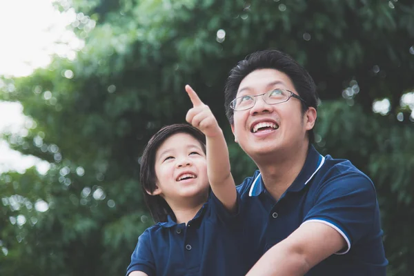 Asiatiska far och son utomhus — Stockfoto