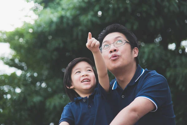 Asiático padre e hijo al aire libre —  Fotos de Stock