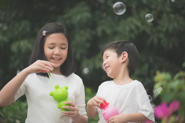 Азіатські діти дме мило — стокове фото