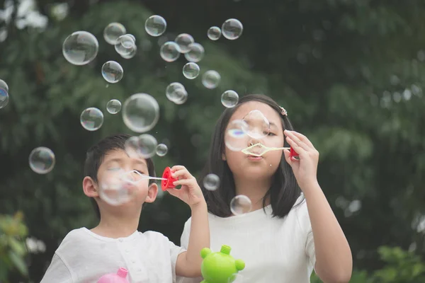 Aziatische kinderen waait een zeep — Stockfoto