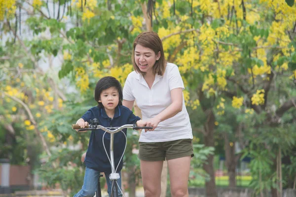 アジアの父と息子の乗馬の自転車 — ストック写真