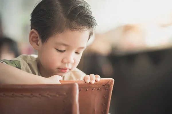 ビンテージ カフェでアジアの子 — ストック写真