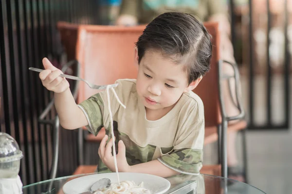 Söt asiatisk chid äta Spaghetti Carbonara — Stockfoto