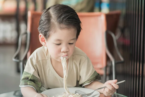 Милий азіатських chid їдять спагетті карбонара — стокове фото