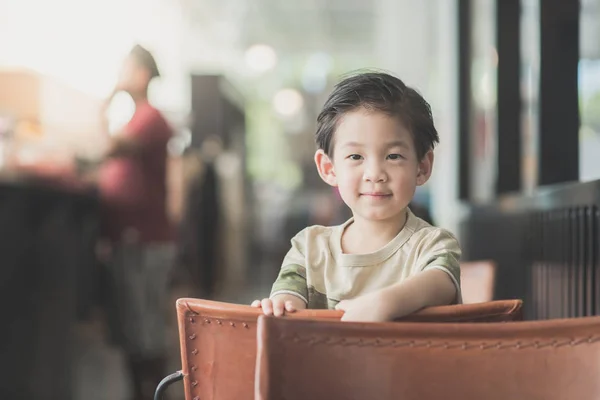 Asiatique enfant dans un vintage café — Photo