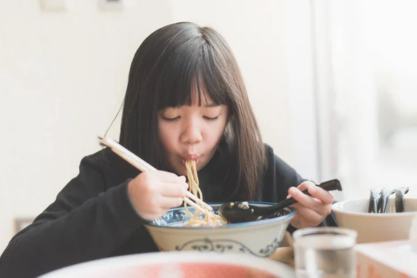 Ασιατικές κορίτσι τρώει chashu ramen σε ιαπωνικό εστιατόριο — Φωτογραφία Αρχείου