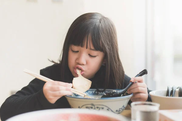 Азиатская девушка ест рамен чашу в японском ресторане — стоковое фото