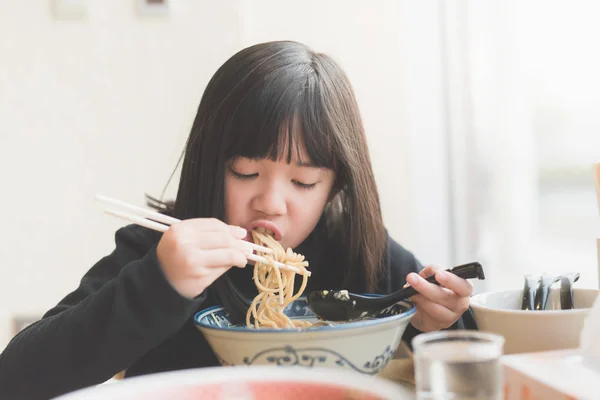 Азиатская девушка ест рамен чашу в японском ресторане — стоковое фото