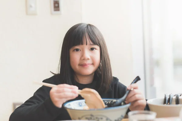 Chica asiática comiendo ramen chashu en restaurante japonés — Foto de Stock