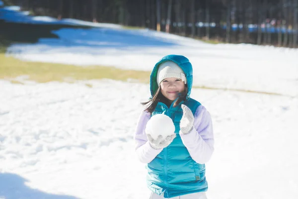 Szczęśliwa dziewczyna azjatyckich uśmiechający się na zewnątrz w śniegu na zimno — Zdjęcie stockowe