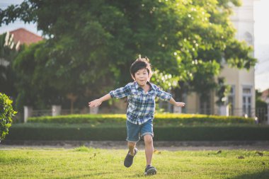Park açık havada pilot pilot oynayan sevimli Asya çocuk