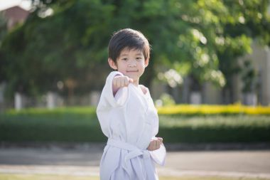 Sırasında eğitim karate yaz açık havada beyaz kimono içinde şirin Asyalı çocuk