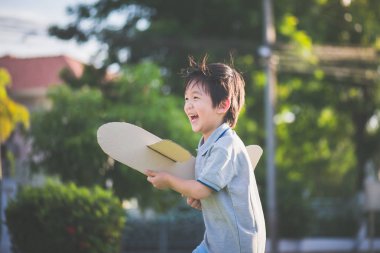 Yılında sana karton uçak park açık havada oynayan sevimli Asya çocuk