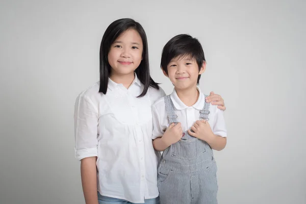 Portrait Beaux Enfants Asiatiques Sur Fond Gris — Photo