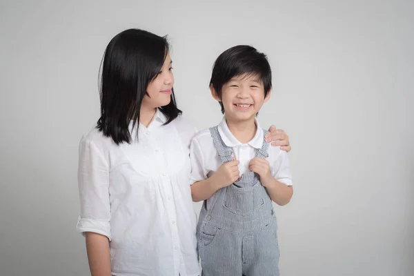 Portrait Beaux Enfants Asiatiques Sur Fond Gris — Photo