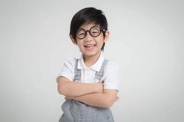Счастливый Азиатский Ребенок Очках Улыбаясь Сером Фоне — стоковое фото