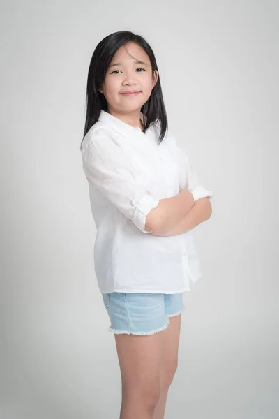 Portrét Krásné Asijské Dívky Šedém Pozadí — Stock fotografie