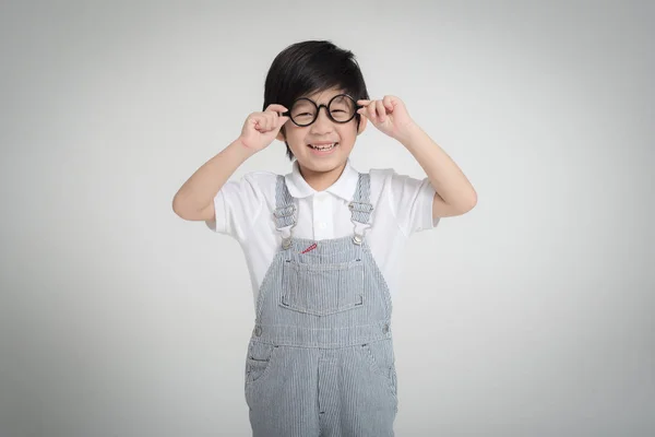 Niño Asiático Feliz Con Gafas Sonriendo Sobre Fondo Gris —  Fotos de Stock