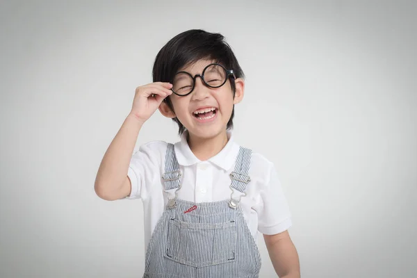 Criança Asiática Feliz Usando Óculos Sorrindo Fundo Cinza — Fotografia de Stock