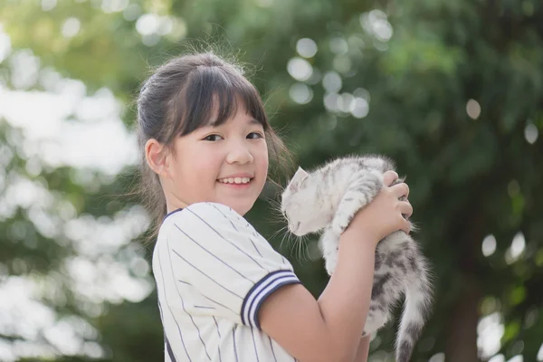 Krásná Asiatka Hospodářství Krásné Kotě Sluníčko Parku — Stock fotografie