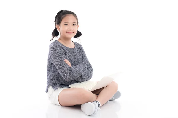 Krásná Asijská Dívka Pomocí Přenosného Počítače Bílém Pozadí Samostatný — Stock fotografie