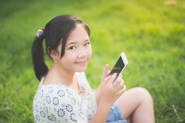 Krásná Asijská Dívka Použití Chytrý Telefon Pocitem Odpočívat Smiley Čelí — Stock fotografie