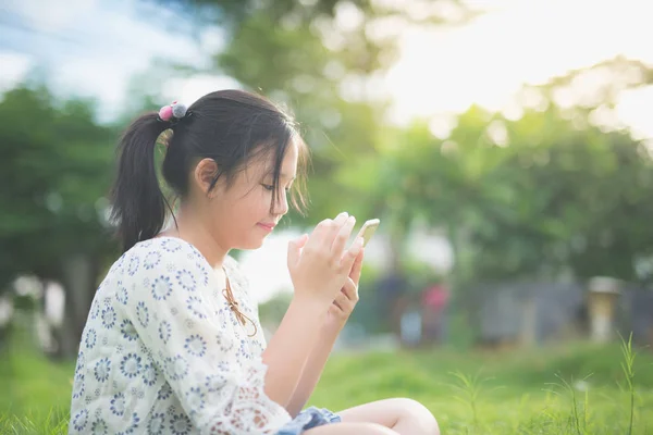 Όμορφο Κορίτσι Της Ασίας Έξυπνο Τηλέφωνο Αίσθημα Χαλάρωσης Και Γελαστό — Φωτογραφία Αρχείου