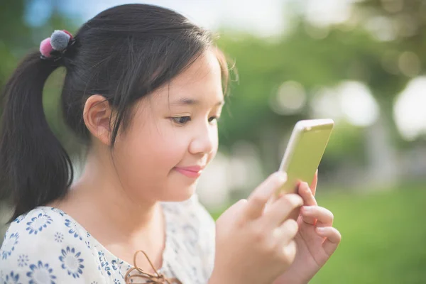 Όμορφο Κορίτσι Της Ασίας Έξυπνο Τηλέφωνο Αίσθημα Χαλάρωσης Και Γελαστό — Φωτογραφία Αρχείου