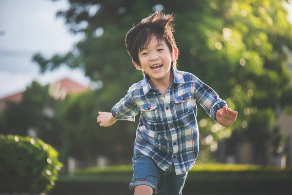 Mignon Asiatique Enfant Jouer Pilote Aviateur Dans Parc Plein Air — Photo