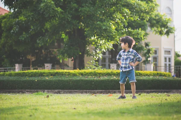 Asiatiska Barn Leker Parken — Stockfoto