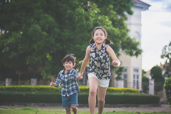 Lindos Niños Asiáticos Corriendo Sosteniendo Juntos Parque Aire Libre — Foto de Stock