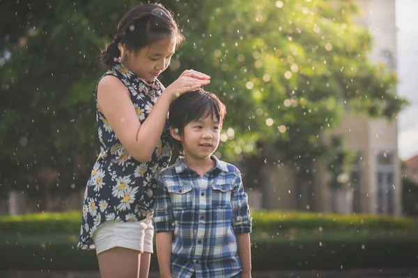 Hermosa Chica Asiática Usando Las Manos Proteger Hermano Menor Lluvia — Foto de Stock