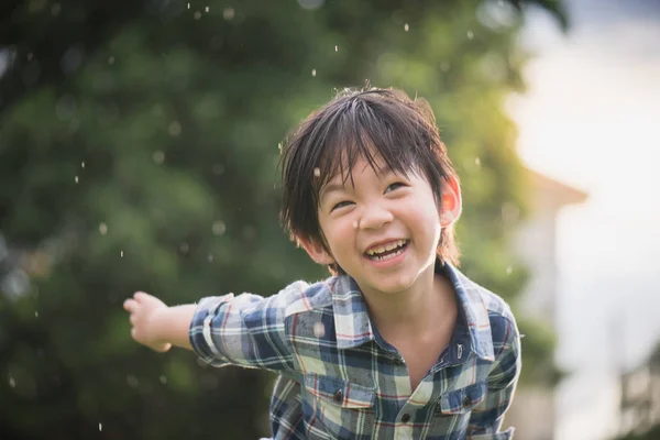 Mignon Asiatique Enfant Jouer Pilote Aviateur Dans Parc Sous Pluie — Photo