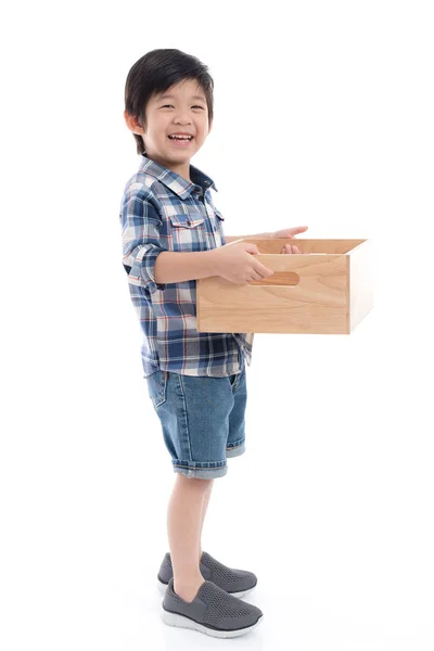 分離した白い背景の空の木箱を保持しているかわいいアジアの子 — ストック写真