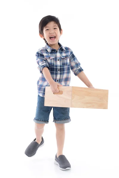 Χαριτωμένο Ασιατικό Παιδί Κρατώντας Άδειο Κουτί Ξύλινο Λευκό Φόντο Που — Φωτογραφία Αρχείου