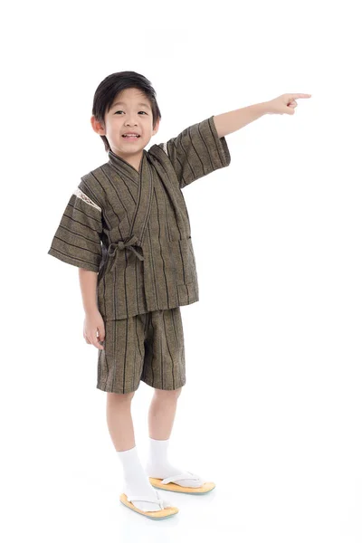 Lindo Niño Asiático Kimono Apuntando Sobre Fondo Blanco Aislado — Foto de Stock