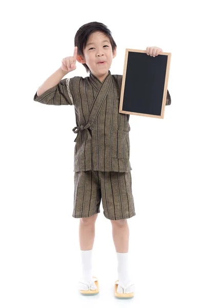 Roztomilý Chlapec Asijské Kimonu Drží Černé Desky Bílém Pozadí Samostatný — Stock fotografie