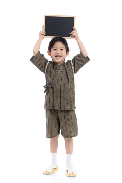 Leuke Aziatische Jongen Kimono Houden Zwarte Bord Witte Achtergrond Geïsoleerd — Stockfoto