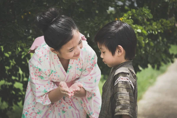 Niños Asiáticos Vestido Tradicional Japonés Jugando Parque —  Fotos de Stock