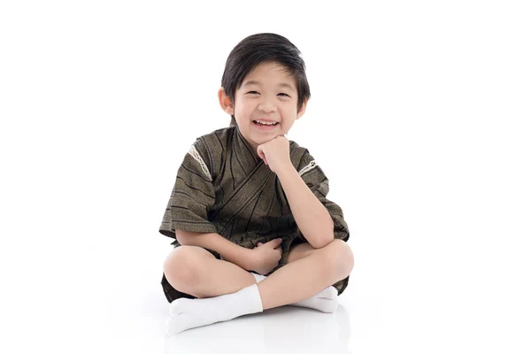 Feliz Asiático Chico Kimono Sentado Blanco Fondo Aislado — Foto de Stock