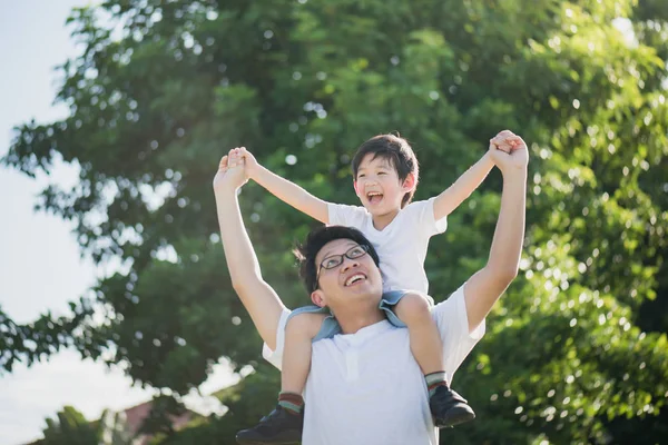 Asiático Padre Hijo Jugando Parque — Foto de Stock