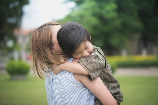 Asiática Madre Hijo Jugando Juntos Parque — Foto de Stock