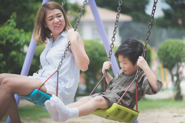 Asiatiska Mamma Och Hennes Son Svängande Lekplatsen — Stockfoto