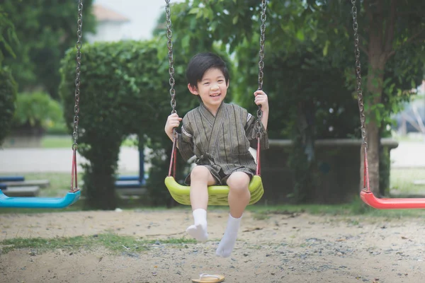 Süße Asiatische Kind Kimono Spielen Auf Schaukel Park — Stockfoto