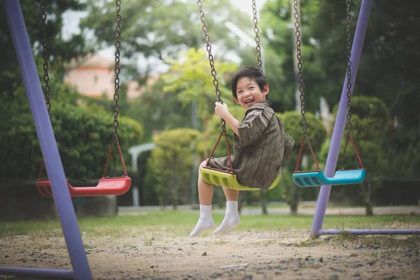 Mignon Asiatique Enfant Dans Kimono Jouer Sur Swing Dans Parc — Photo